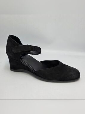 Authentic Arche Tilkoa Baby Noir pumps — iconic French comfort in black suede!